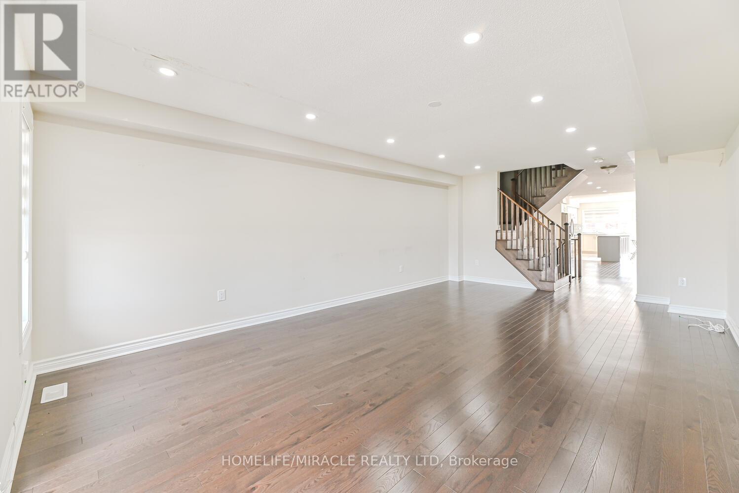 Photo 28 of 35 Finegan Circle, Brampton ON