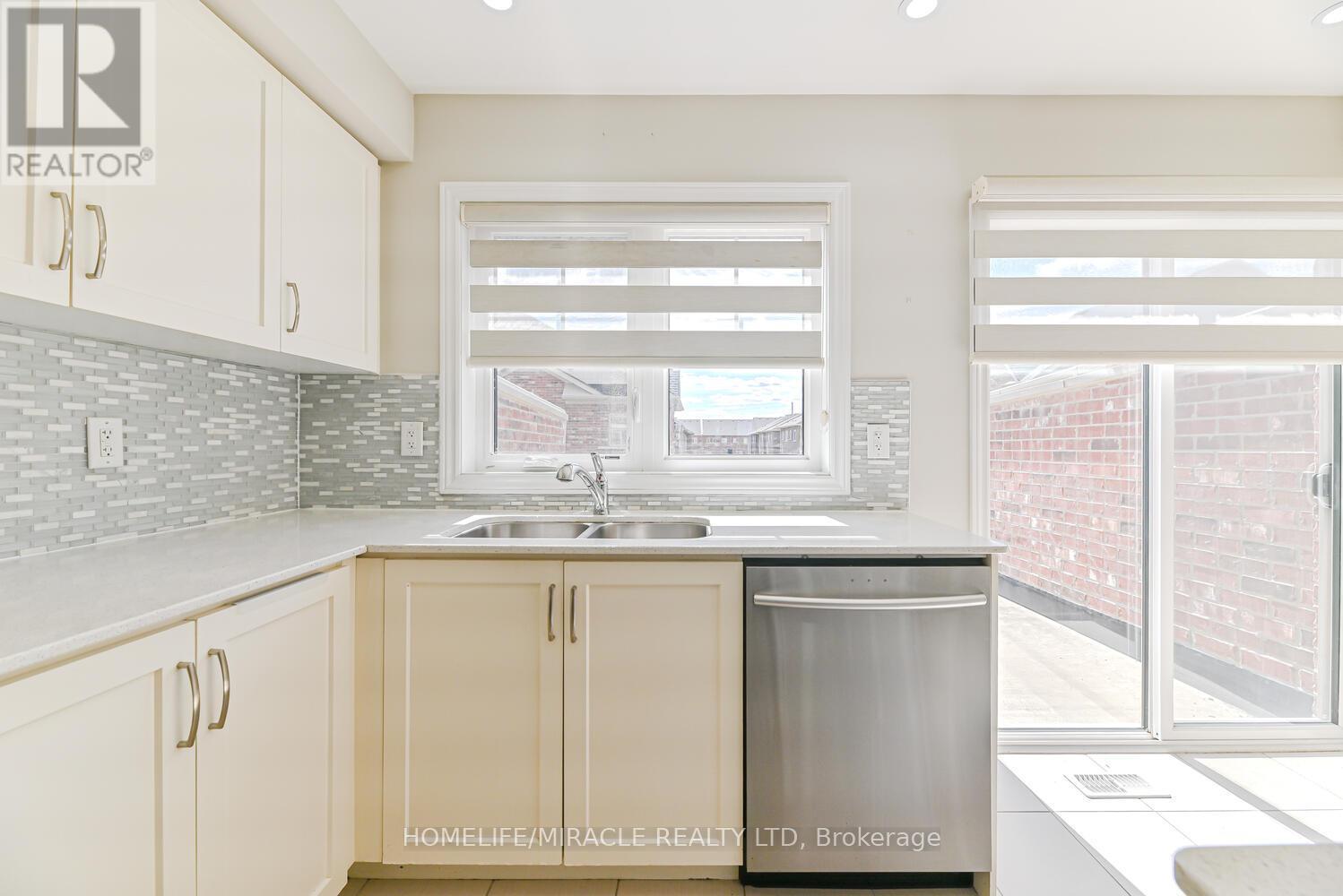 Photo 22 of 35 Finegan Circle, Brampton ON