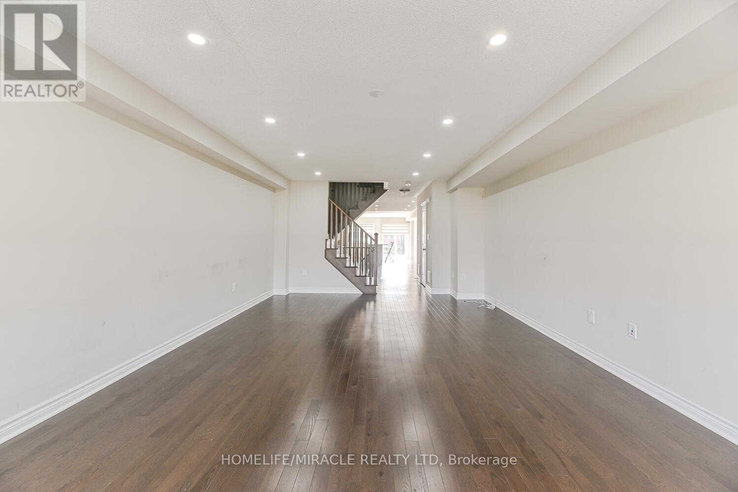Photo 27 of 35 Finegan Circle, Brampton ON