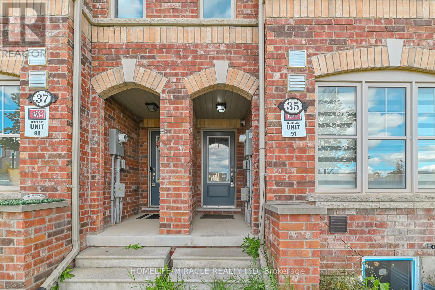 Photo 3 of 35 Finegan Circle, Brampton ON