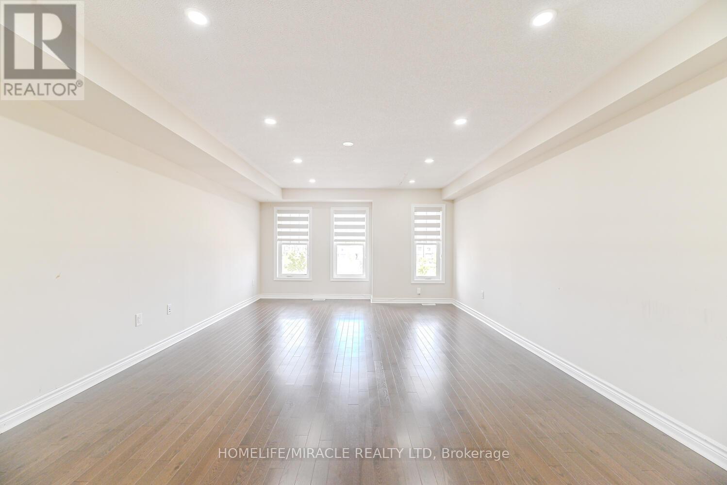 Photo 24 of 35 Finegan Circle, Brampton ON