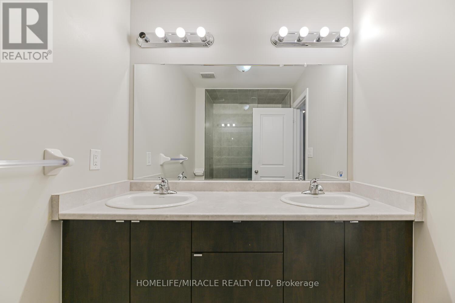 Photo 38 of 35 Finegan Circle, Brampton ON