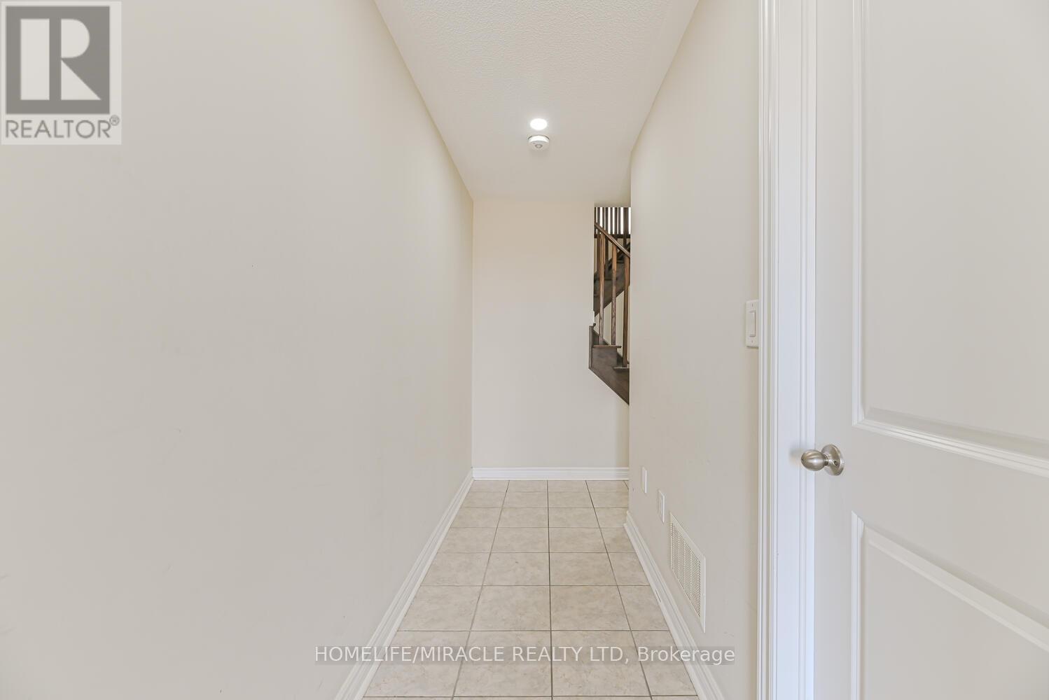 Photo 5 of 35 Finegan Circle, Brampton ON
