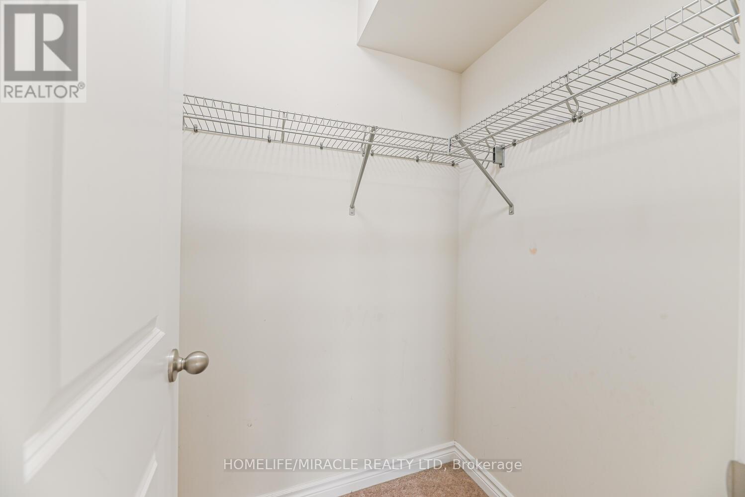 Photo 9 of 35 Finegan Circle, Brampton ON