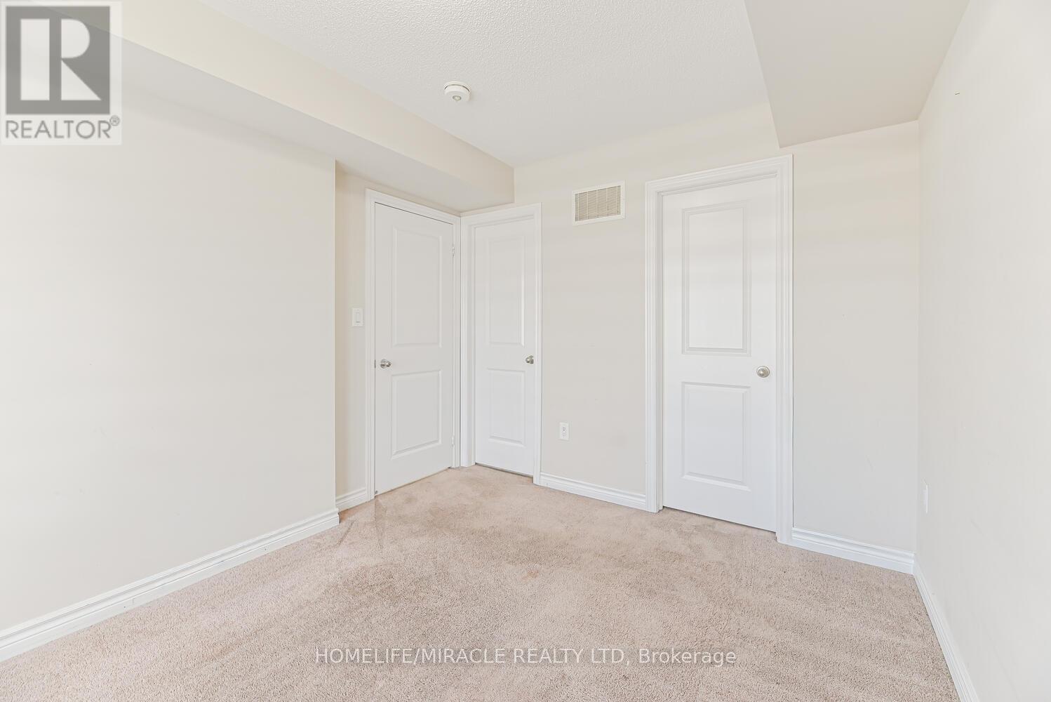 Photo 8 of 35 Finegan Circle, Brampton ON