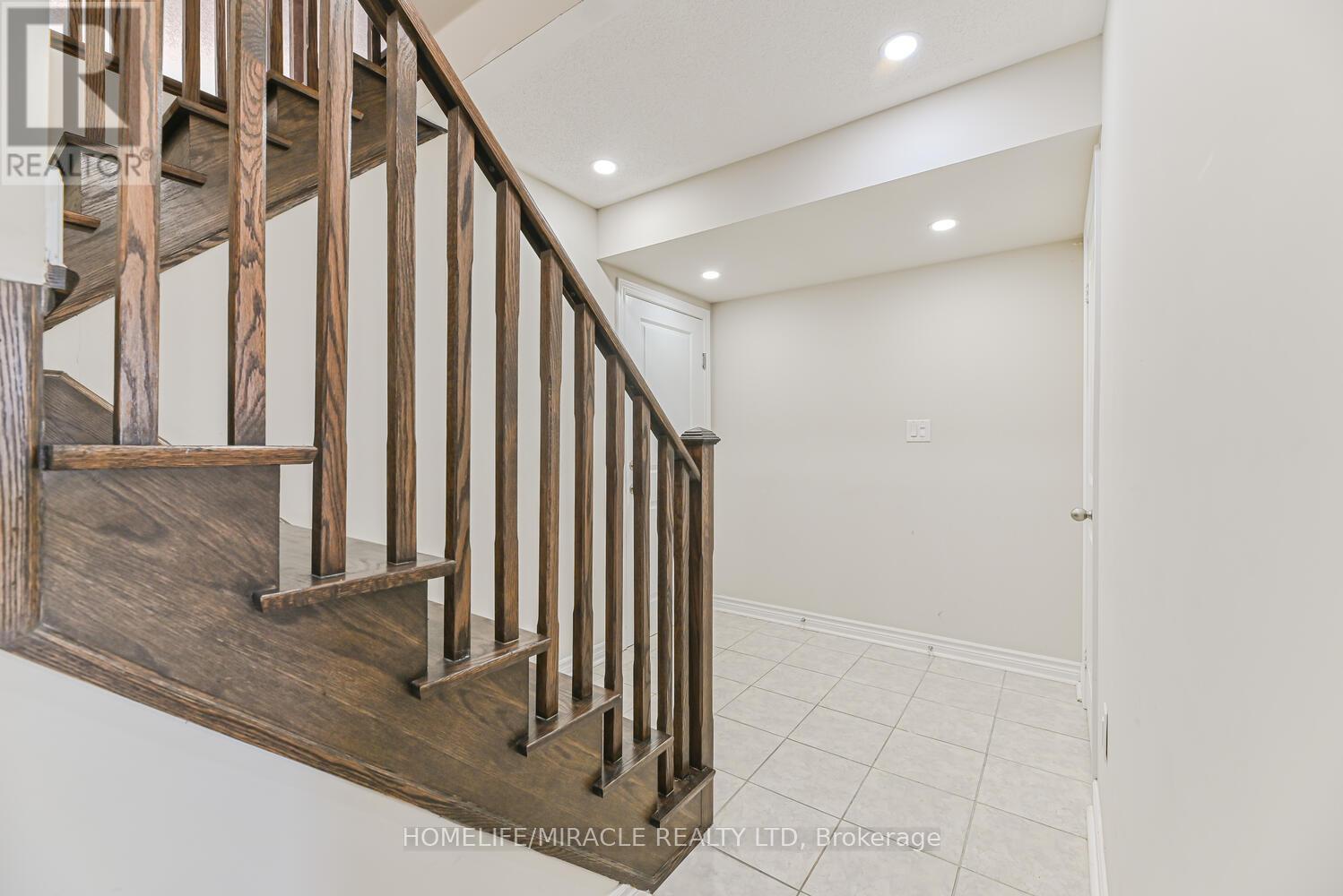 Photo 6 of 35 Finegan Circle, Brampton ON