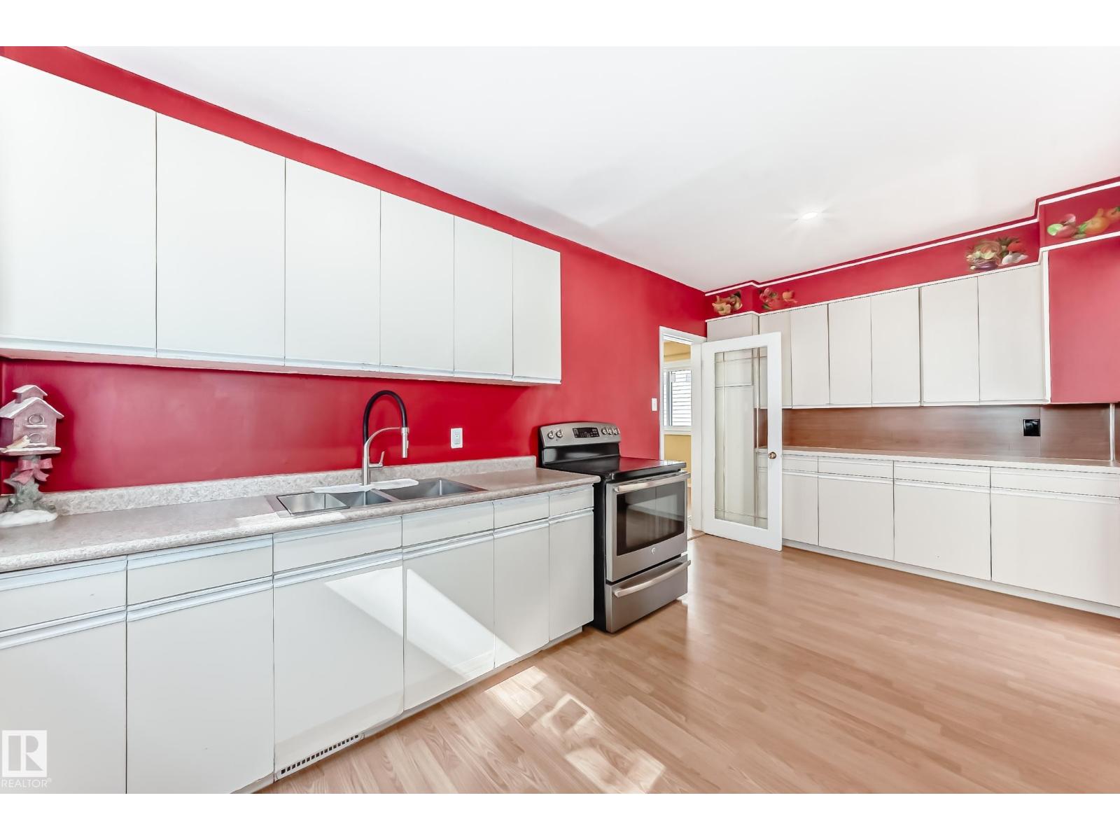 Photo 15 of 12943 113 St Nw, Edmonton AB