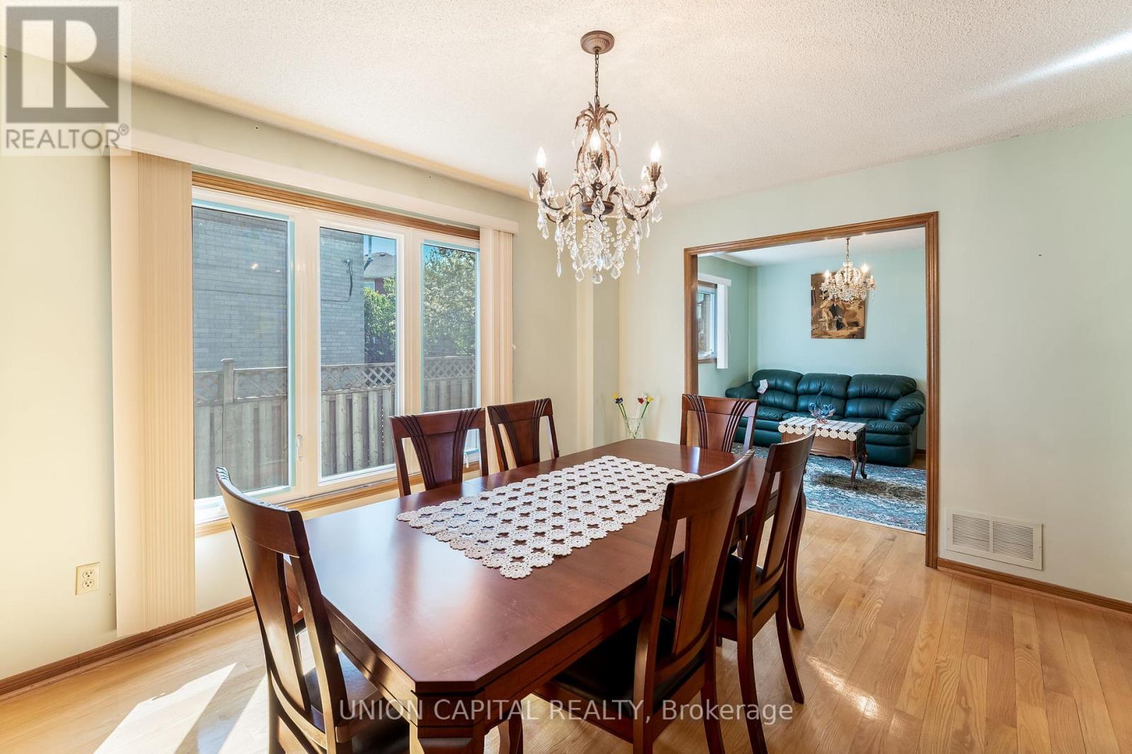Photo 11 of 14 Rodwell Court, Brampton ON