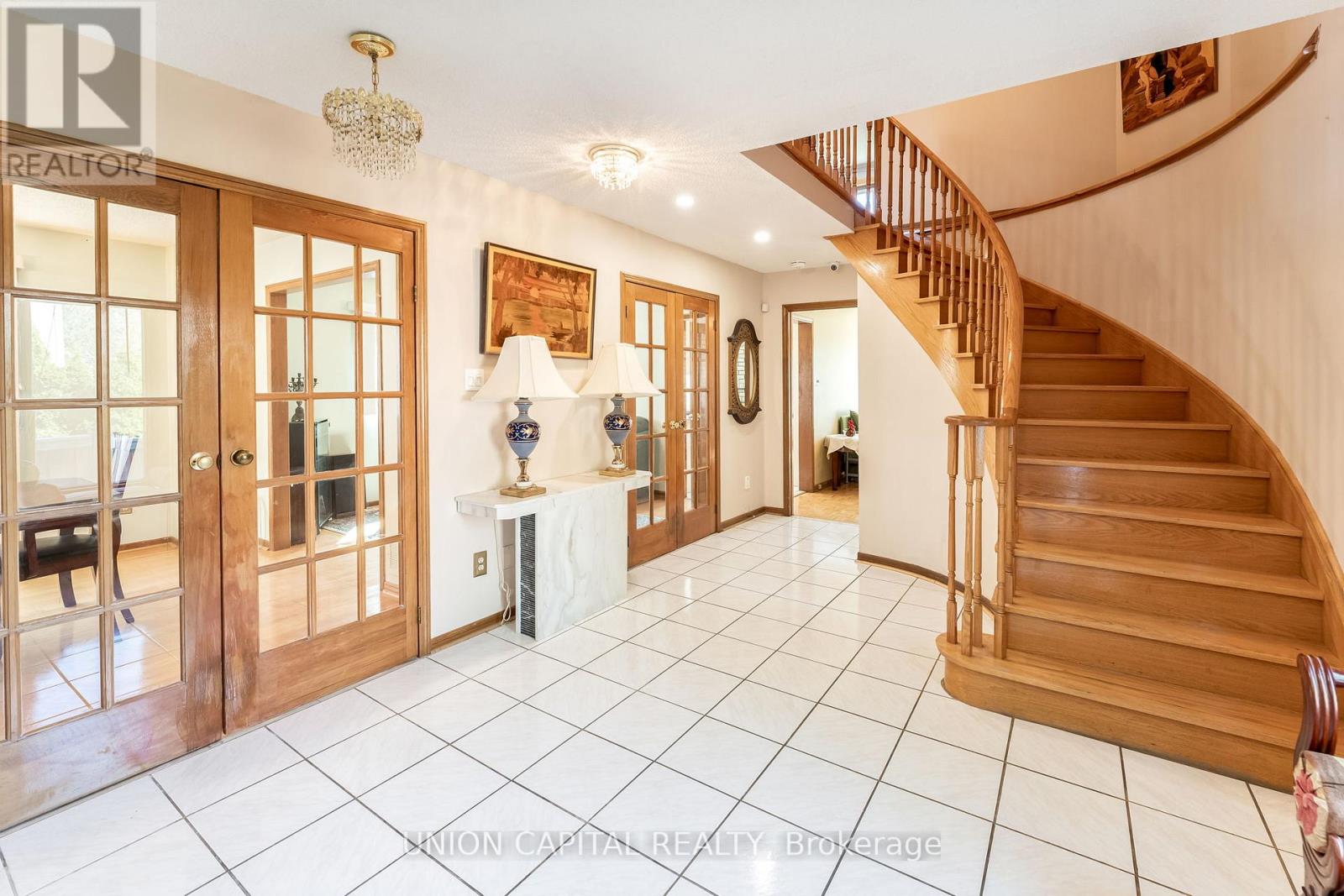 Photo 3 of 14 Rodwell Court, Brampton ON