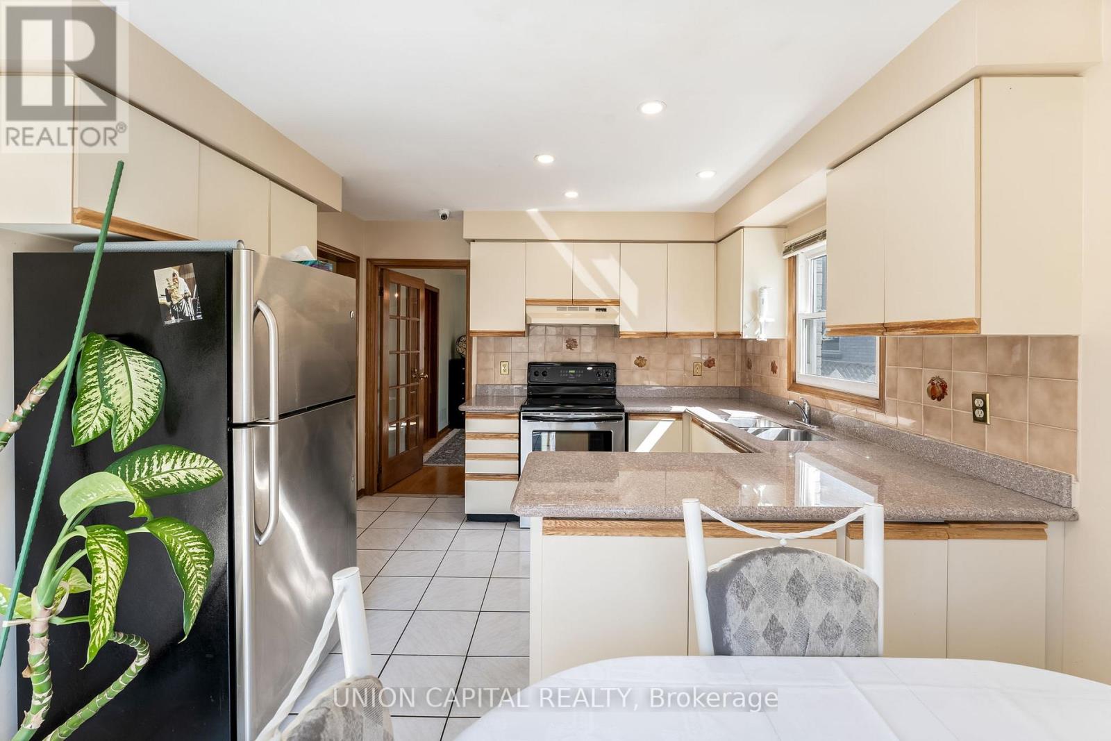 Photo 7 of 14 Rodwell Court, Brampton ON