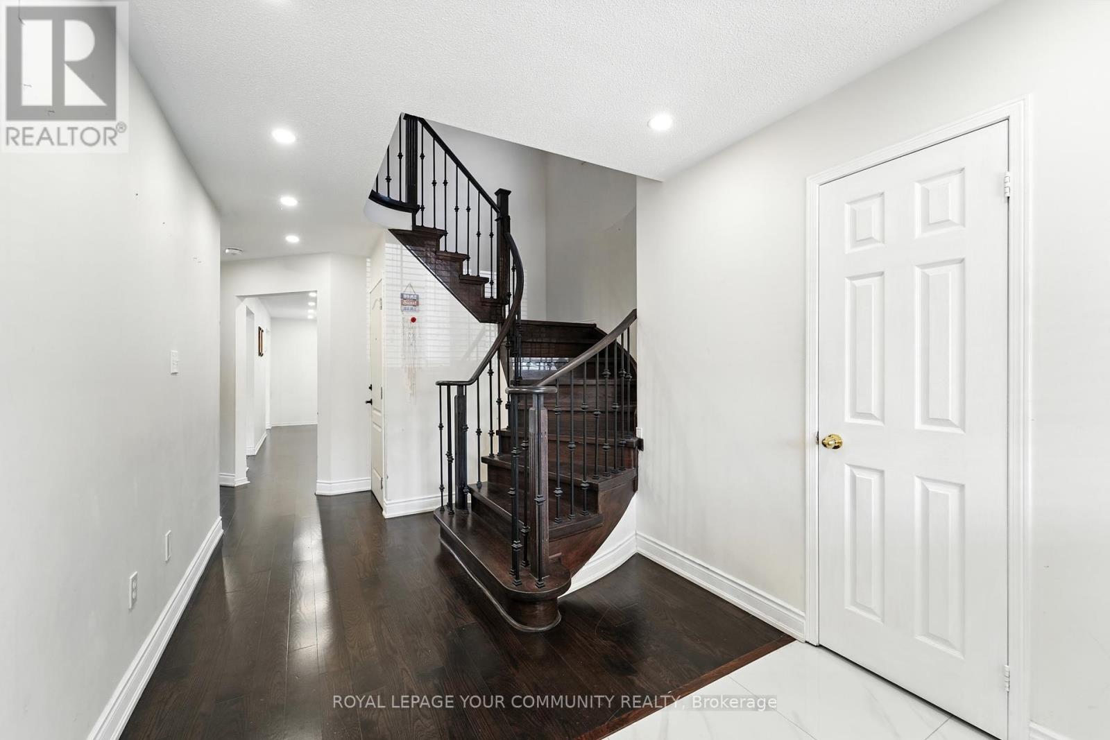 Photo 6 of 20 Capistro Street, Brampton ON