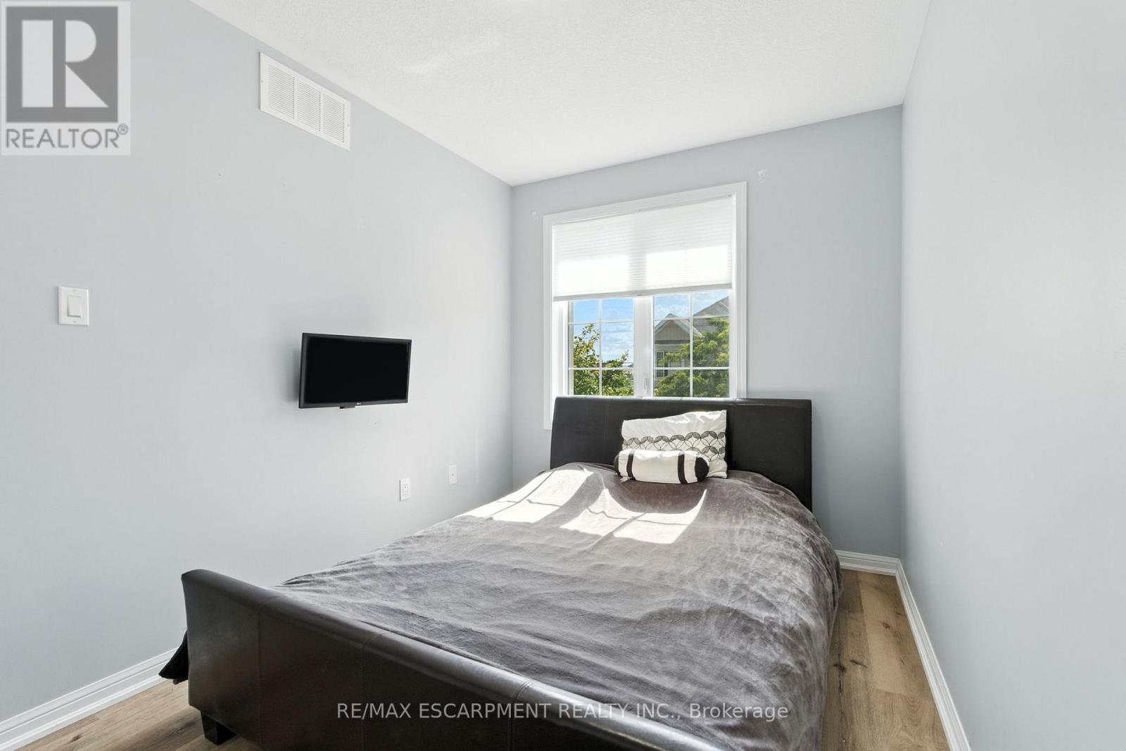 Photo 32 of 61 21 Diana Avenue, Brantford ON