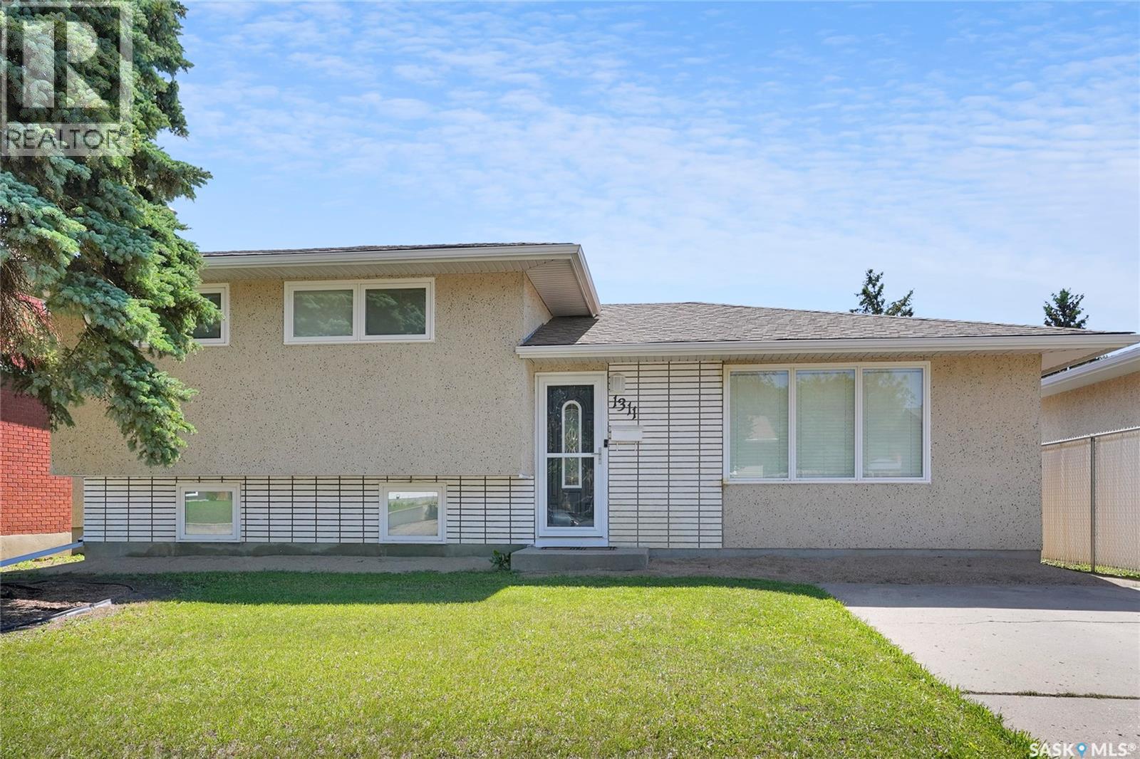 Photo 3 of 1311 Athabasca Street W, Moose Jaw SK