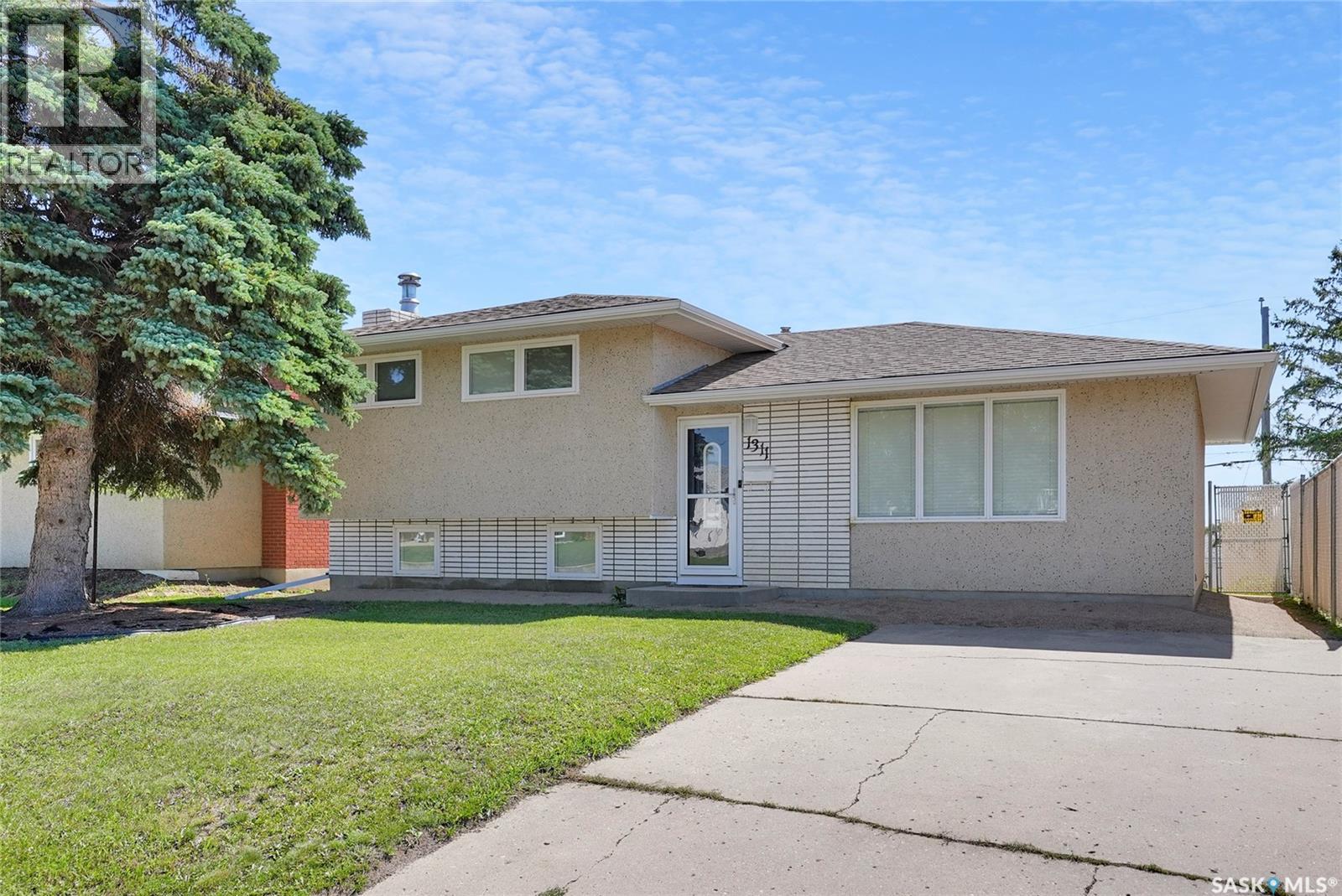 Photo 1 of 1311 Athabasca Street W, Moose Jaw SK