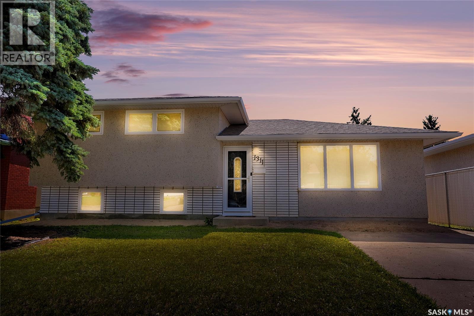 Photo 2 of 1311 Athabasca Street W, Moose Jaw SK
