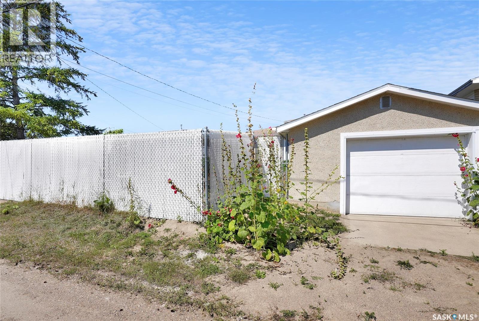 Photo 35 of 1311 Athabasca Street W, Moose Jaw SK