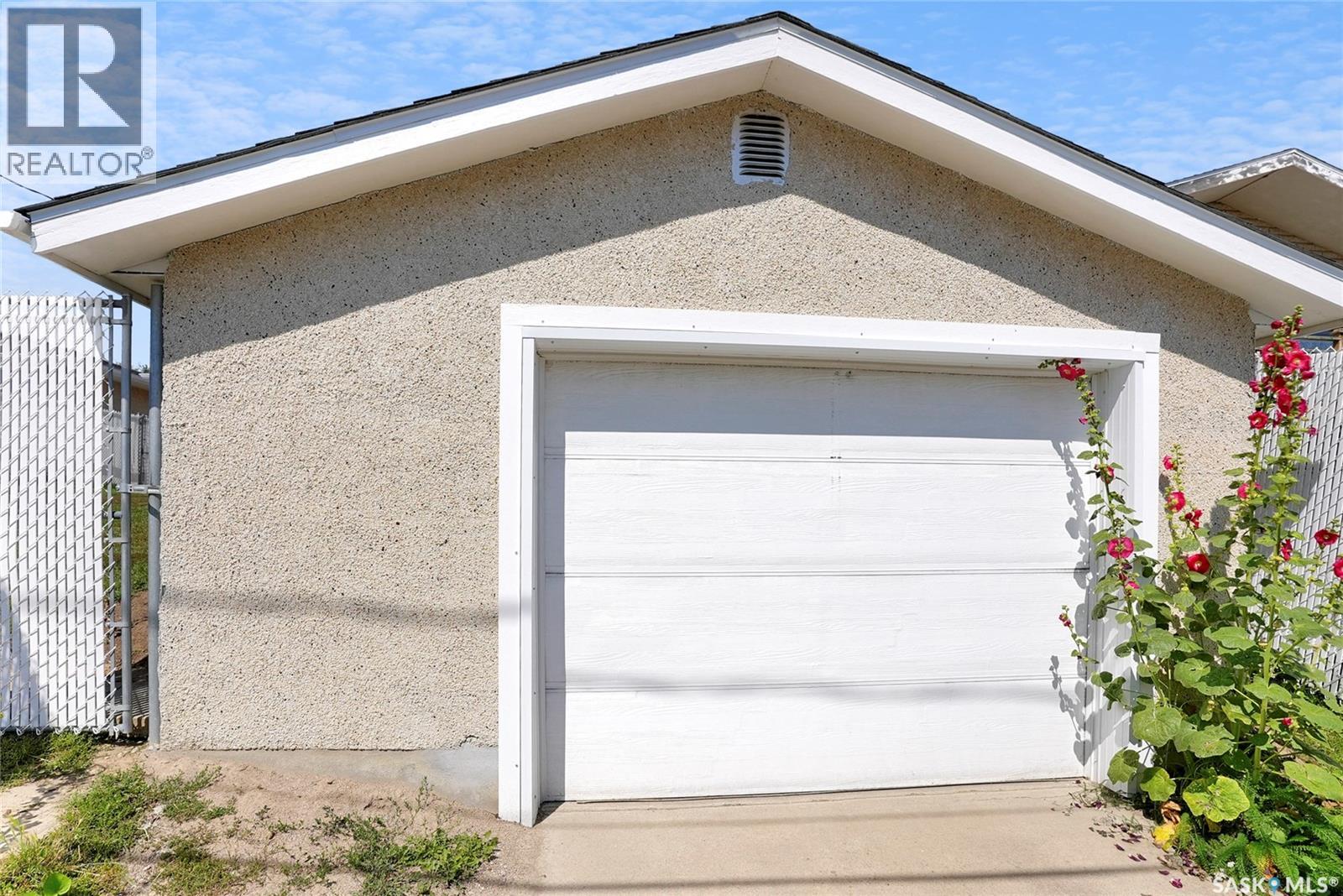 Photo 34 of 1311 Athabasca Street W, Moose Jaw SK