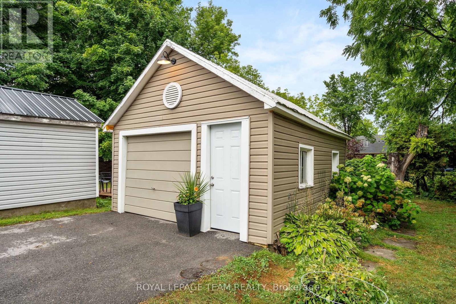 Photo 37 of 27 Victoria Avenue, North Grenville ON