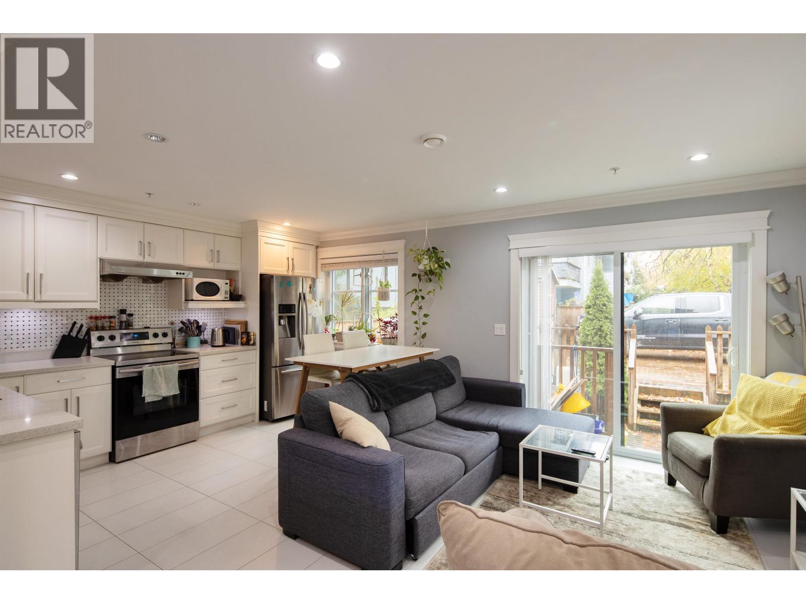 Photo 3 of 488 E 15th Avenue, Vancouver BC