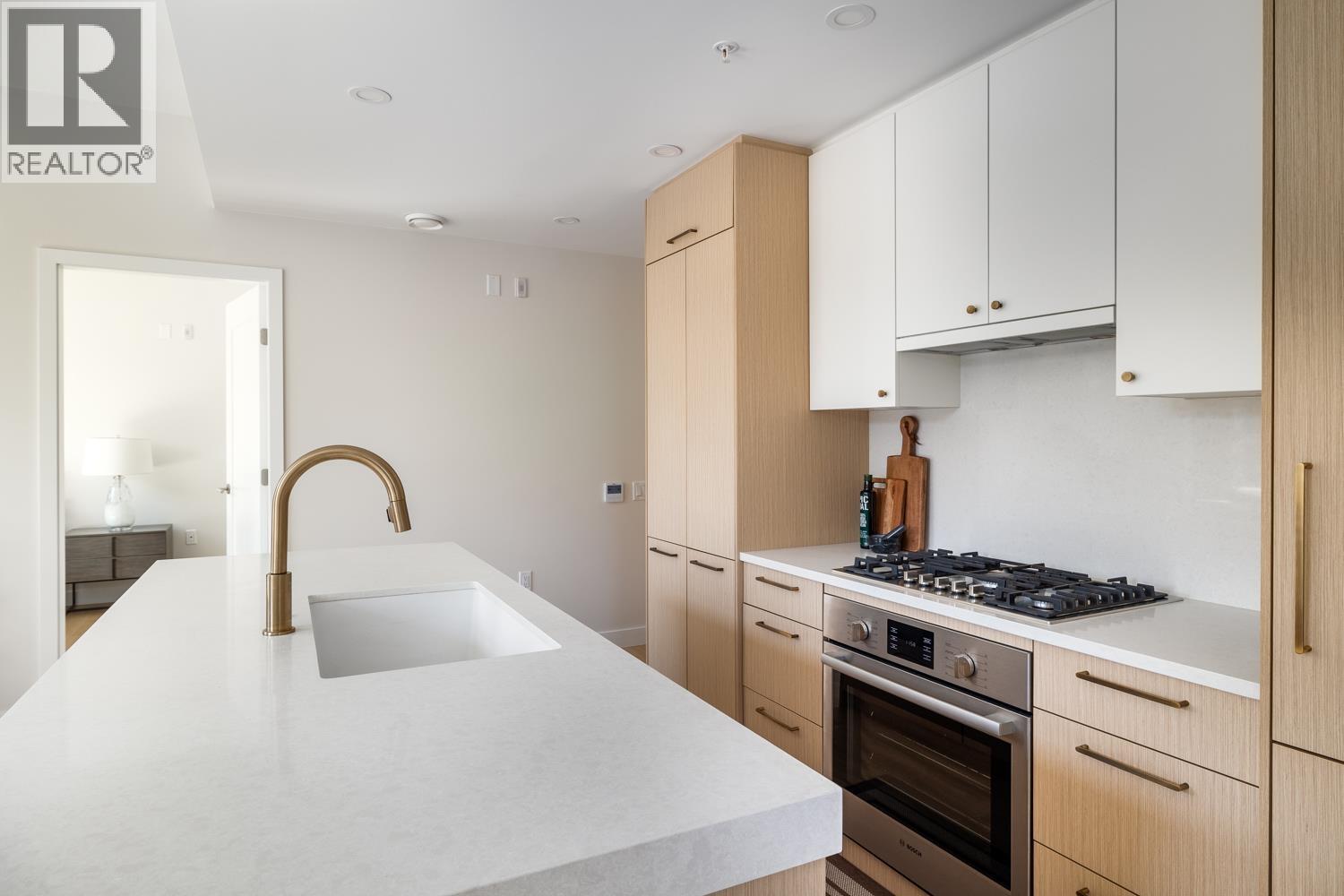 Photo 4 of 207 5007 Ash Street, Vancouver BC