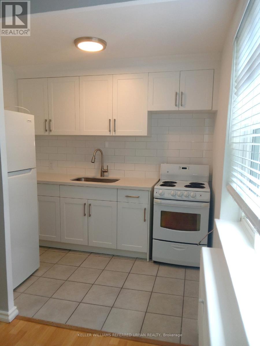 Photo 4 of 14 464 Summerhill Avenue E, Toronto ON