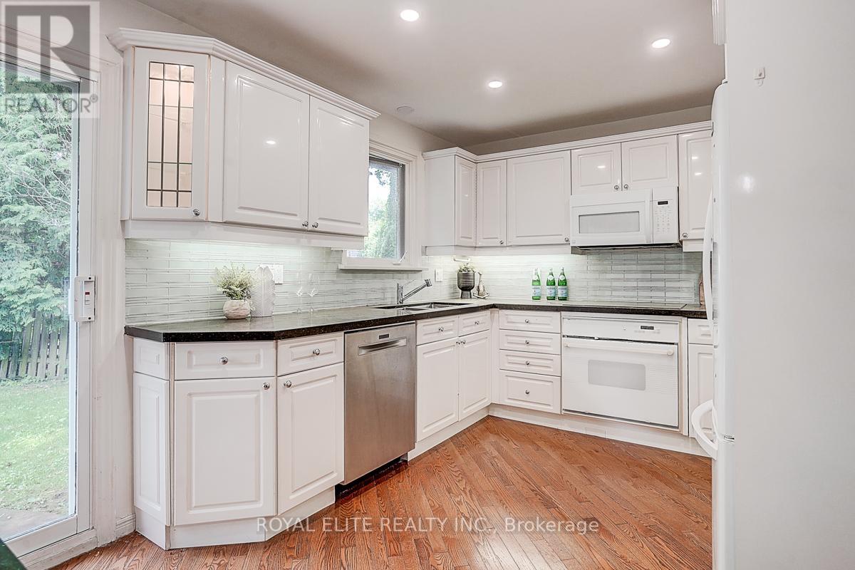 Photo 19 of 11 Abbeywood Trail, Toronto ON