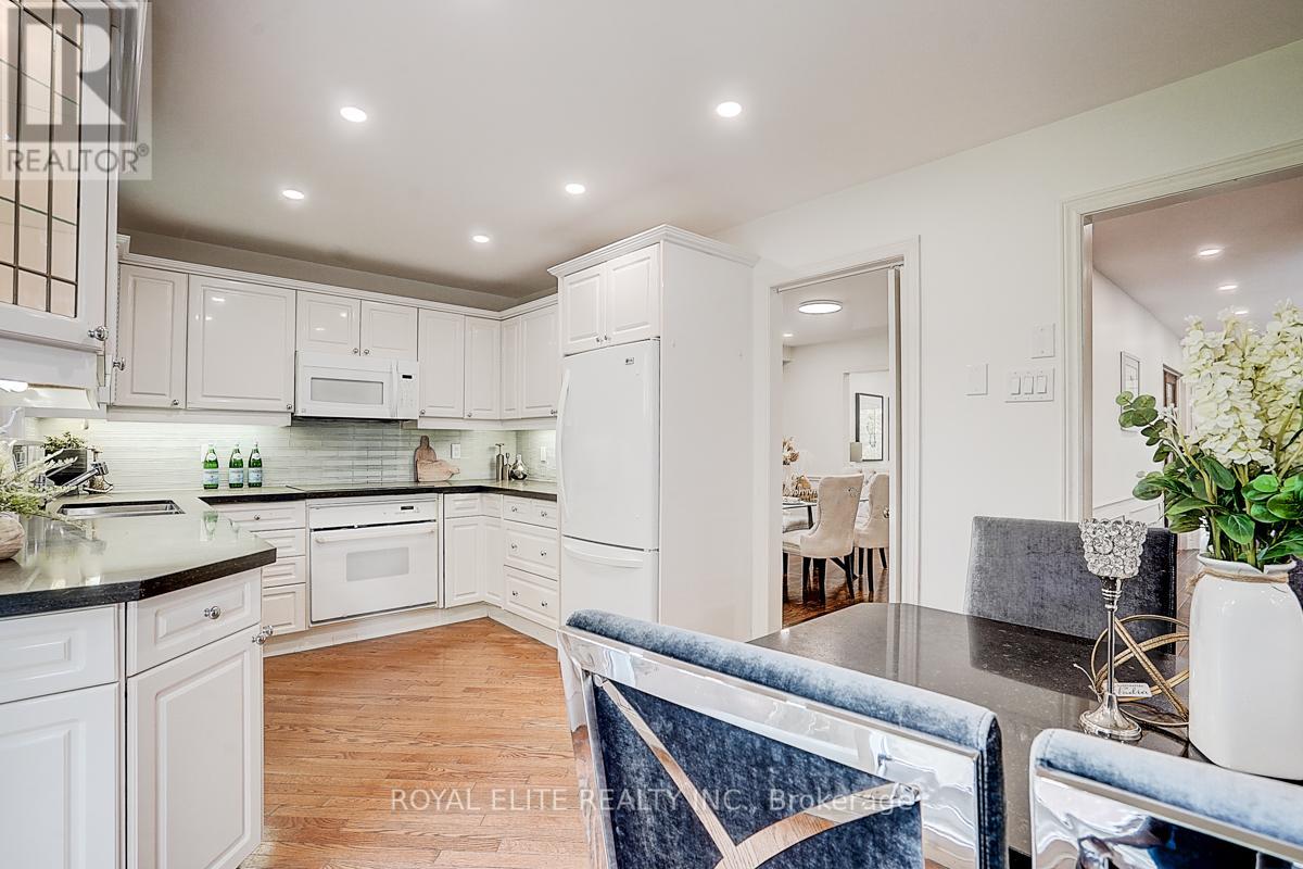 Photo 20 of 11 Abbeywood Trail, Toronto ON