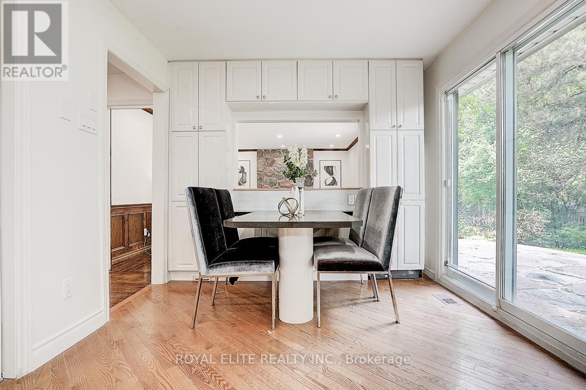 Photo 23 of 11 Abbeywood Trail, Toronto ON