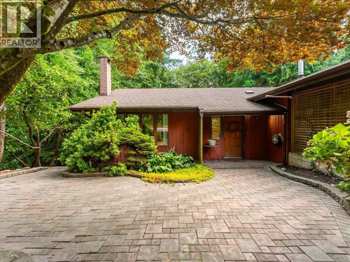 Photo 1 of 277 E Braemar Road, North Vancouver BC