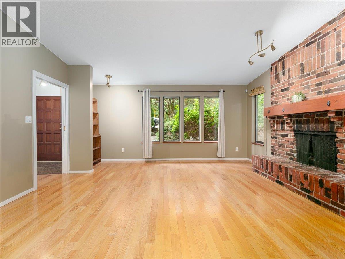 Photo 11 of 277 E Braemar Road, North Vancouver BC
