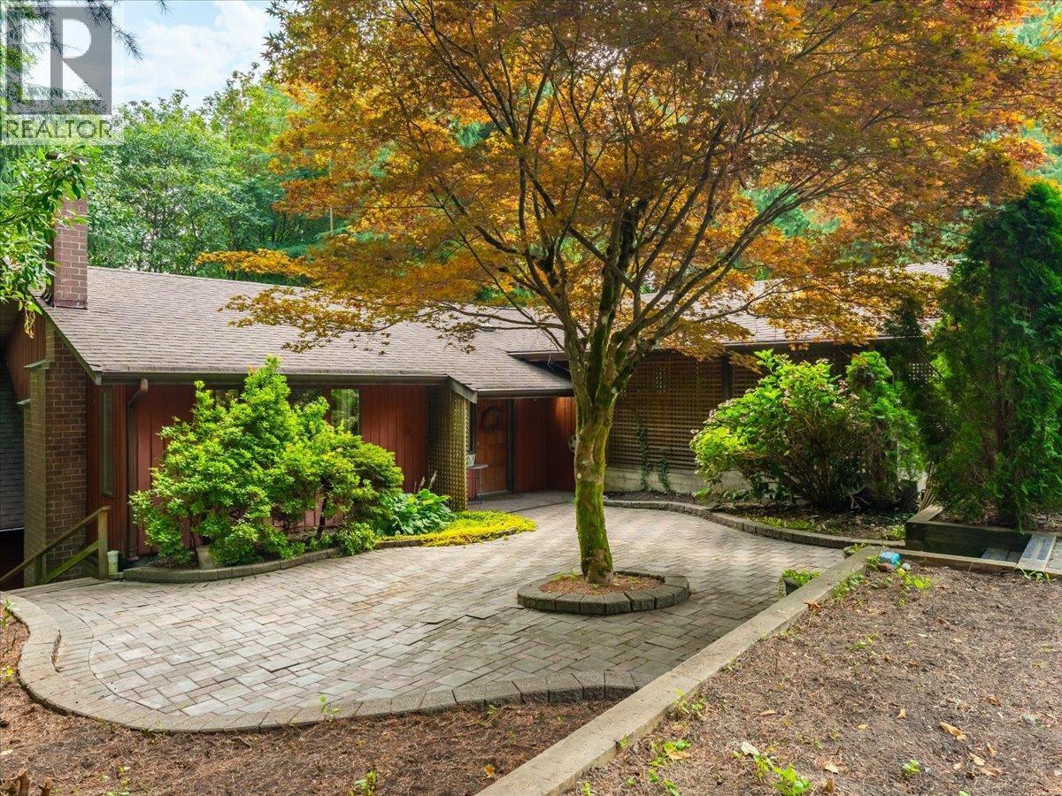 Photo 2 of 277 E Braemar Road, North Vancouver BC