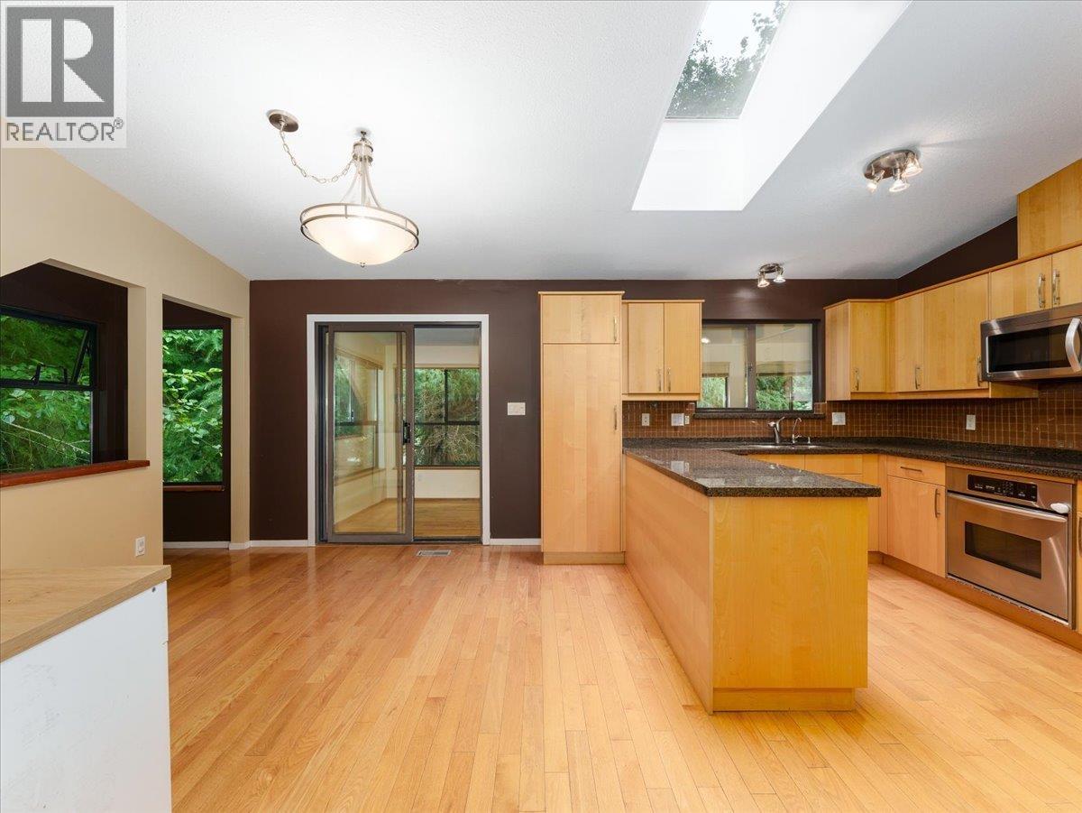 Photo 3 of 277 E Braemar Road, North Vancouver BC