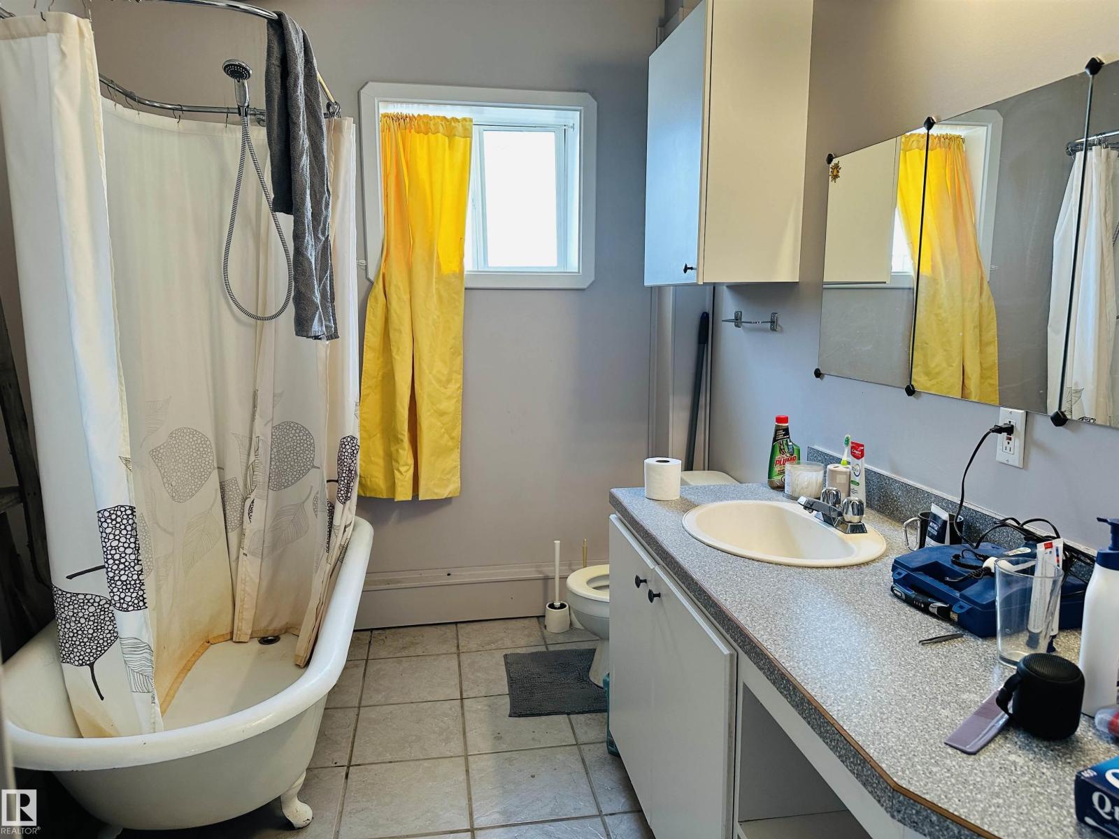 Photo 17 of 4910 50 St, Wetaskiwin AB