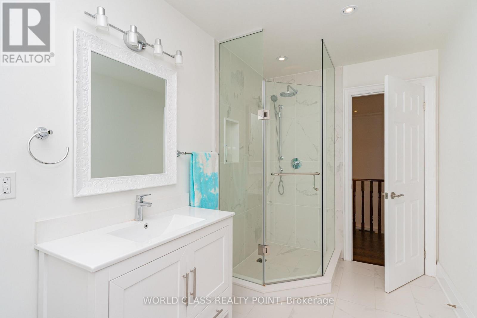 Photo 24 of 117 Highglen Avenue, Markham ON