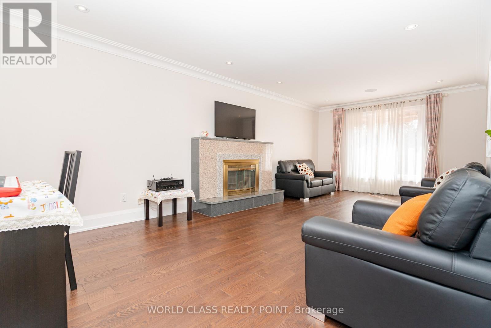 Photo 4 of 117 Highglen Avenue, Markham ON