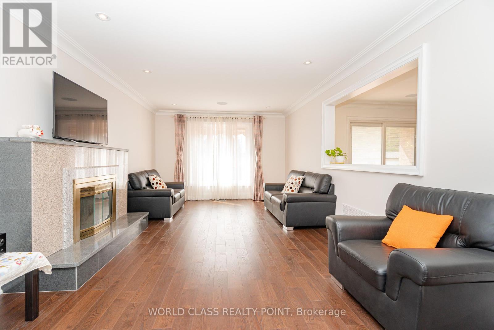 Photo 5 of 117 Highglen Avenue, Markham ON