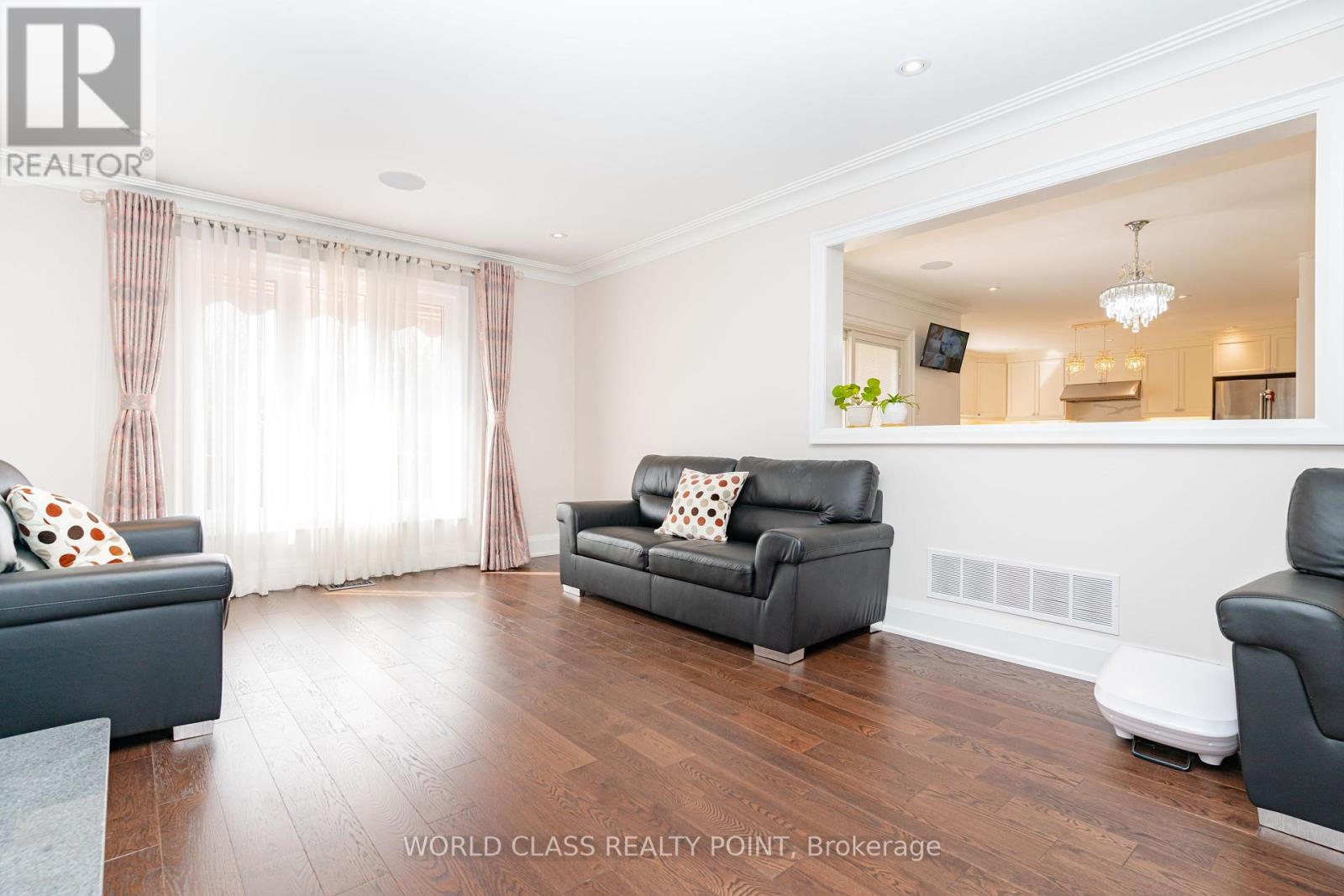 Photo 6 of 117 Highglen Avenue, Markham ON
