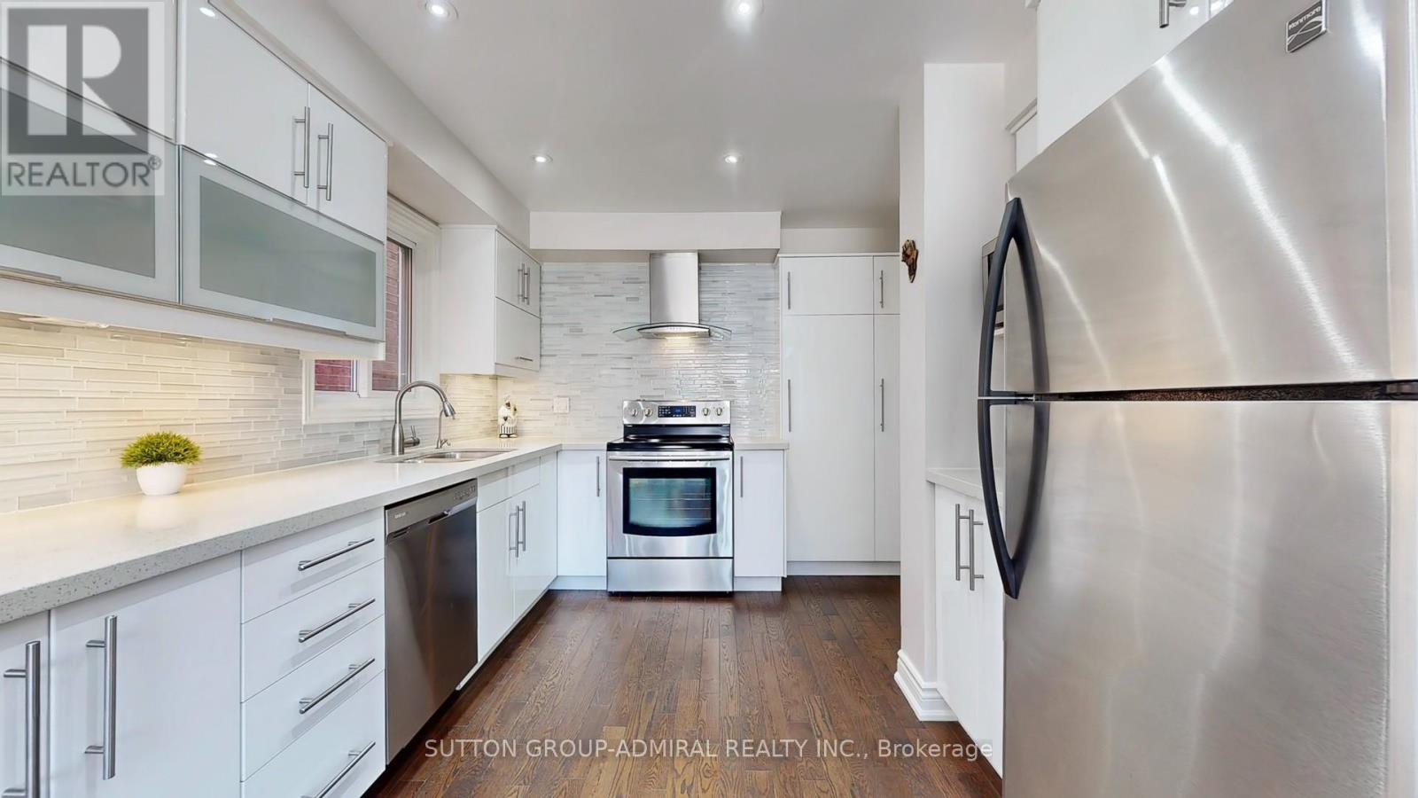 Photo 11 of 64 Roxborough Lane, Vaughan ON