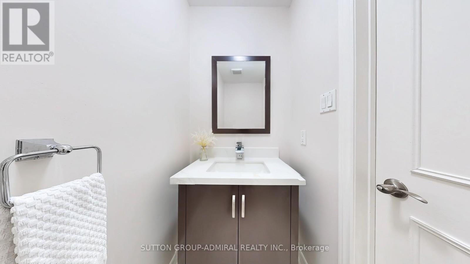 Photo 15 of 64 Roxborough Lane, Vaughan ON