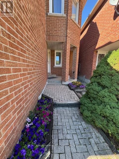 Photo 2 of 64 Roxborough Lane, Vaughan ON