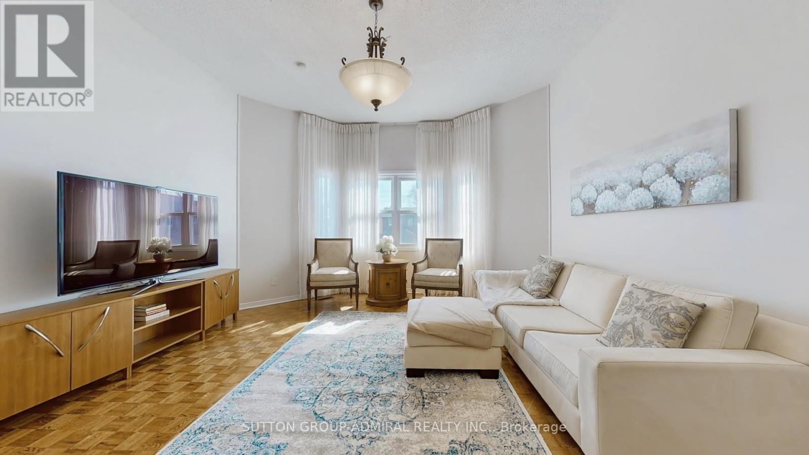 Photo 5 of 64 Roxborough Lane, Vaughan ON