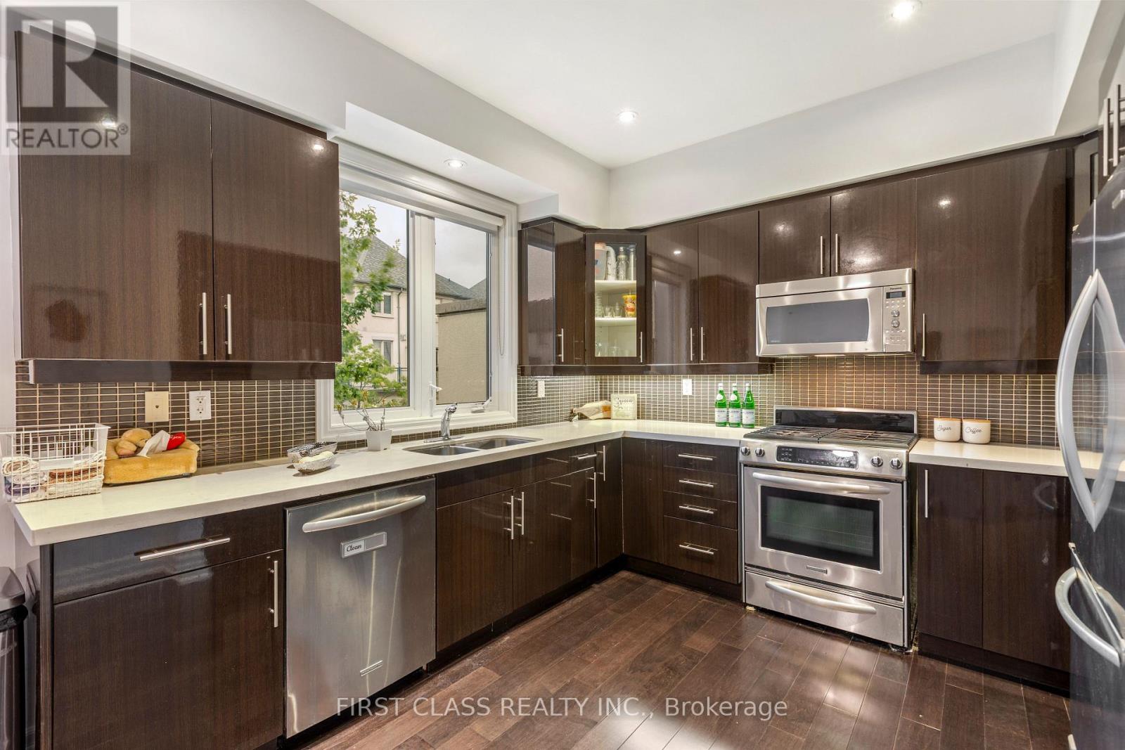 Photo 12 of 15 80 North Park Road, Vaughan ON