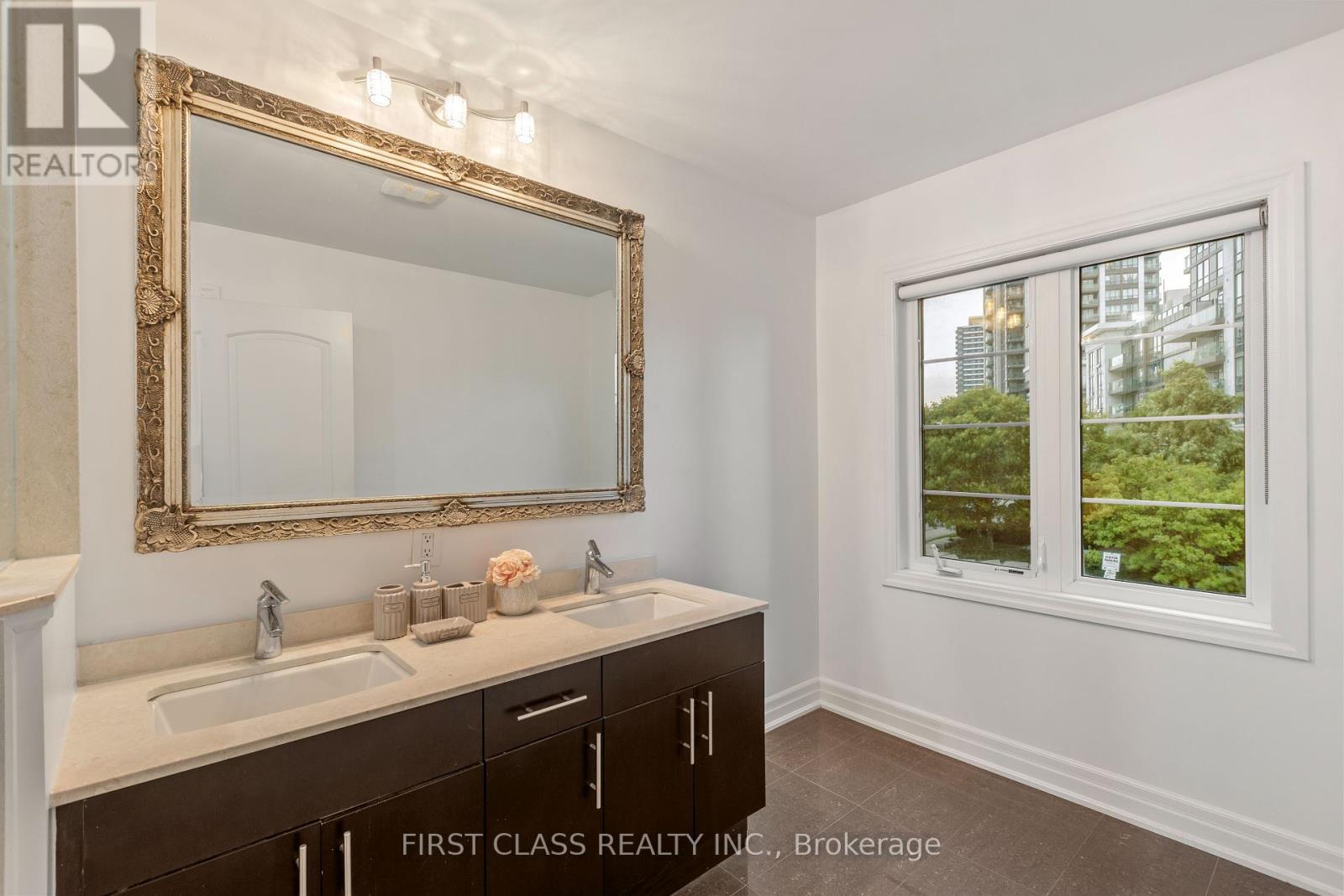 Photo 21 of 15 80 North Park Road, Vaughan ON