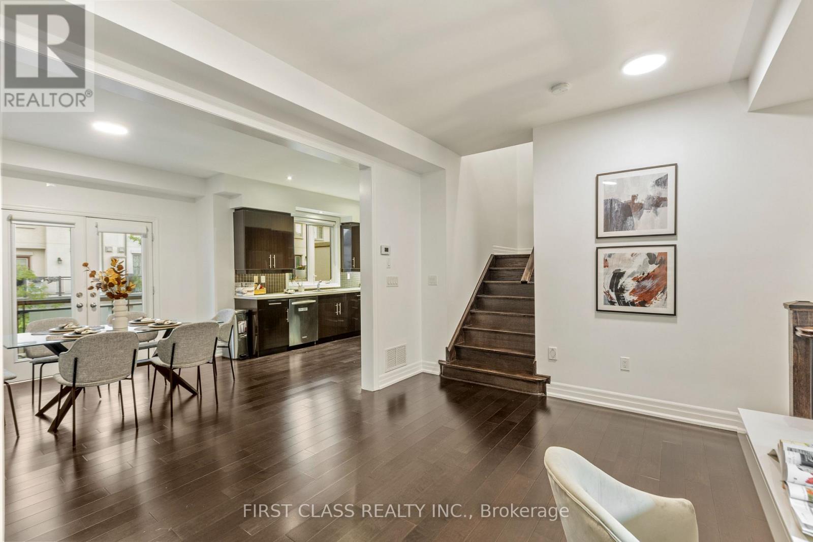 Photo 8 of 15 80 North Park Road, Vaughan ON