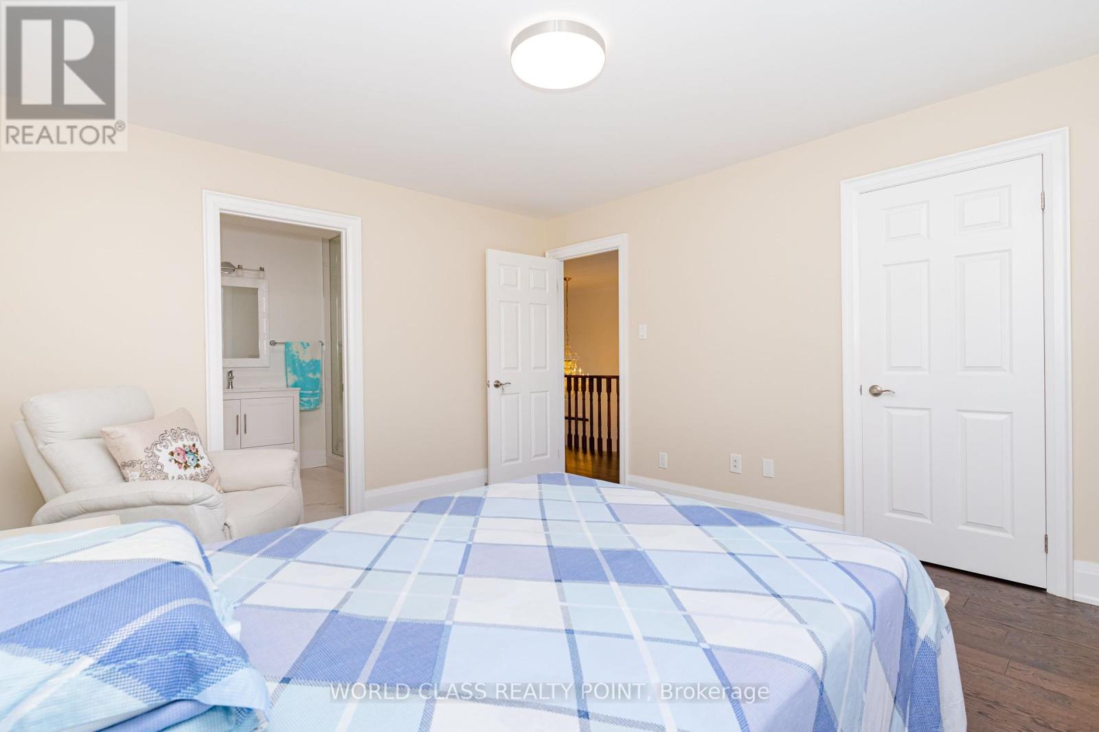 Photo 23 of 117 Highglen Avenue, Markham ON