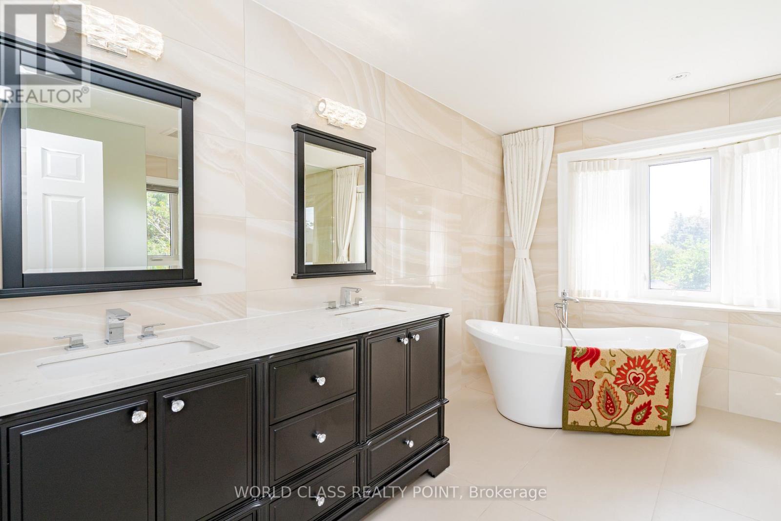 Photo 28 of 117 Highglen Avenue, Markham ON