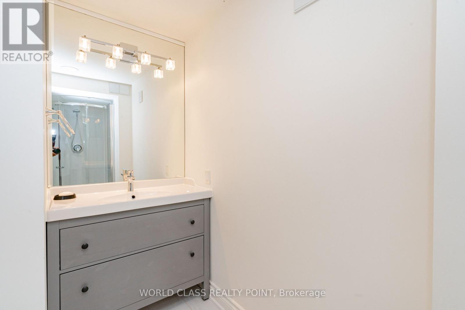 Photo 36 of 117 Highglen Avenue, Markham ON