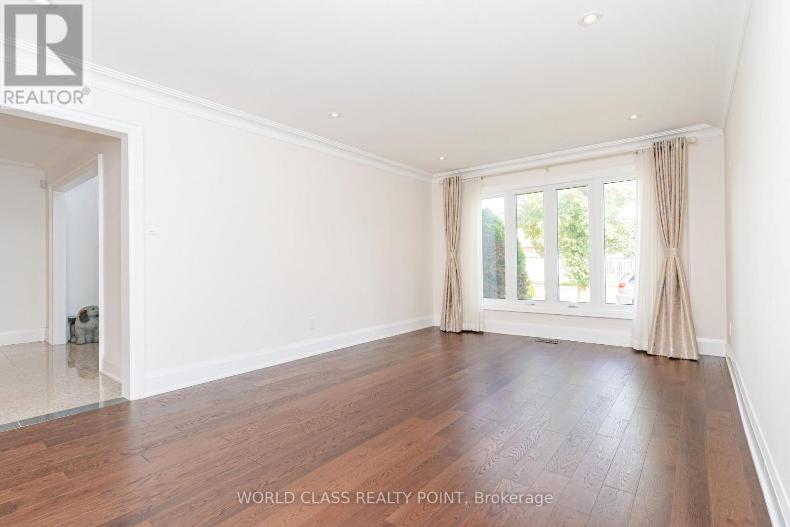 Photo 7 of 117 Highglen Avenue, Markham ON