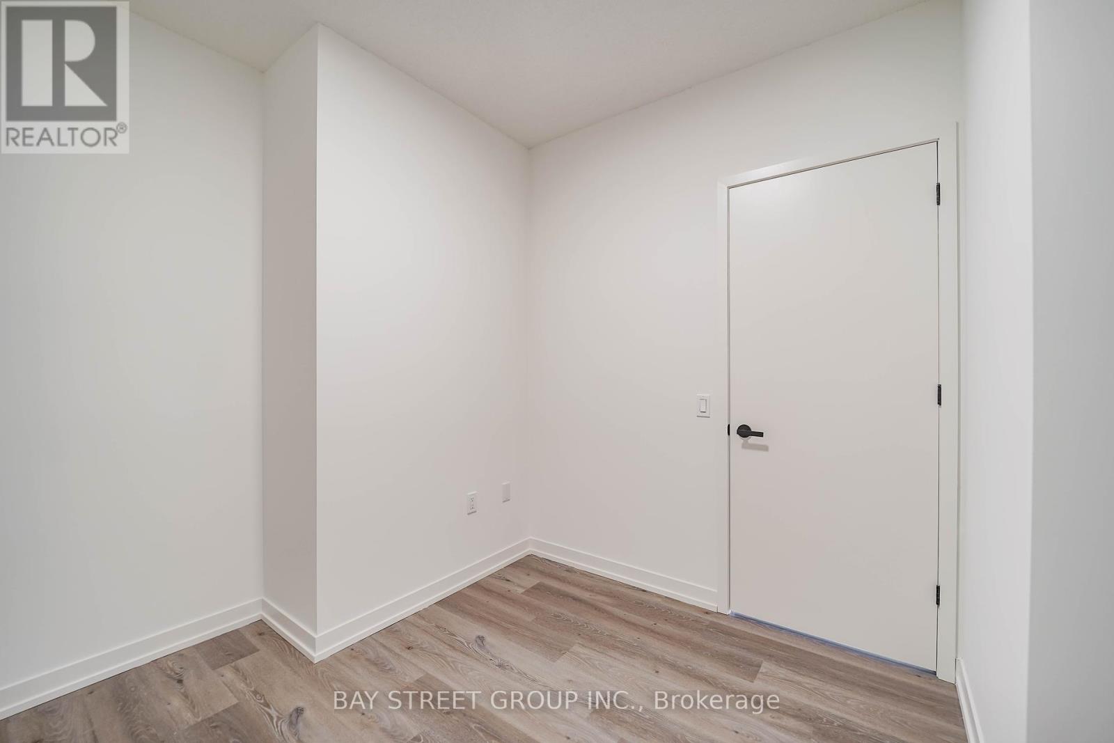 Photo 10 of 4109 28 Interchange Way, Vaughan ON
