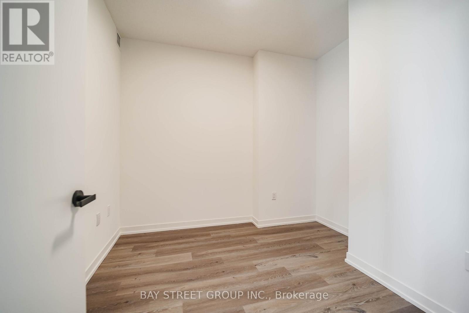 Photo 11 of 4109 28 Interchange Way, Vaughan ON